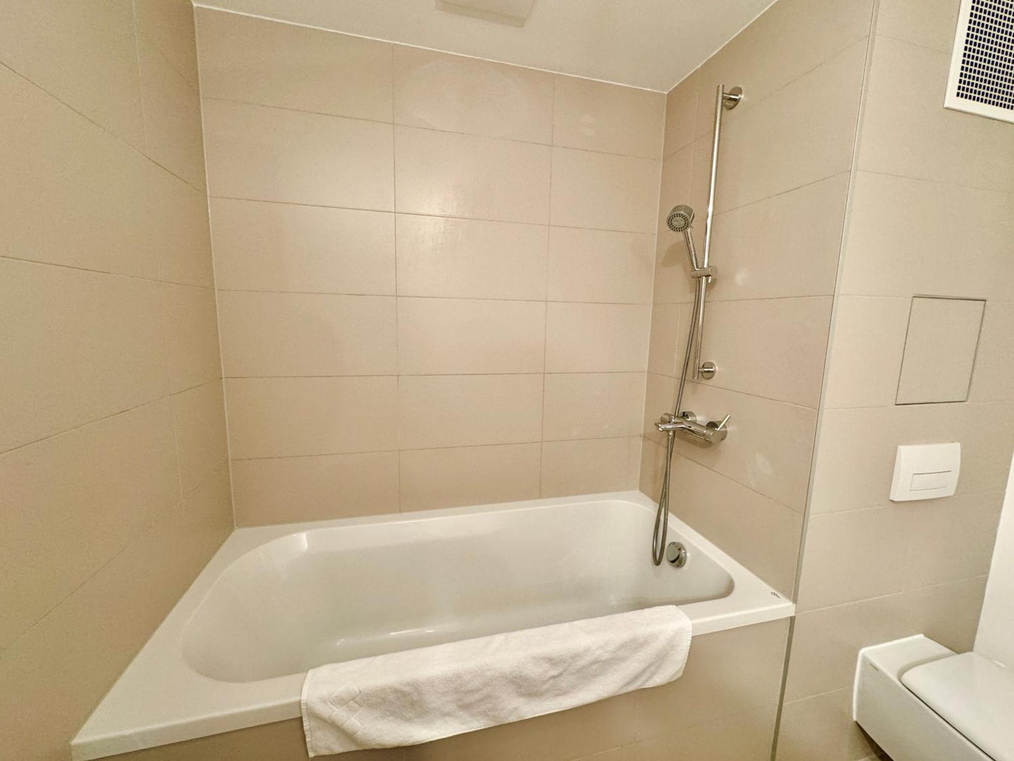Modern 150 M2 Maisonette - Private Garden & Free Parking Appartamento